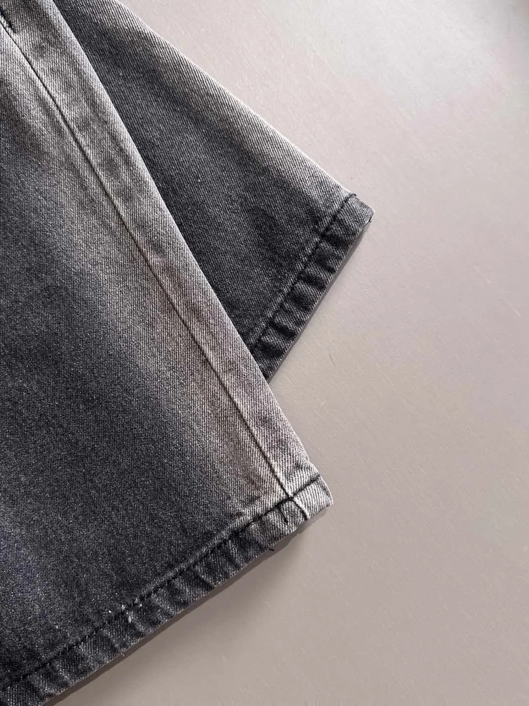🅿️330 Stone Island 2025 new summer jeans and denim shorts are woven from imported Japanese Denim plain cotton denim fabrics. They are complete with three standards. The top stonewashing process makes the texture reach the old taste of the 1980s. It is soft, delicate, comfortable and breathable. The color has a modern and fashionable vicissitudes. The upper body is versatile and fashionable! Light luxury, a must-have item for daily commuting! Size: S-2XL (please state your height and weight when placing an order)